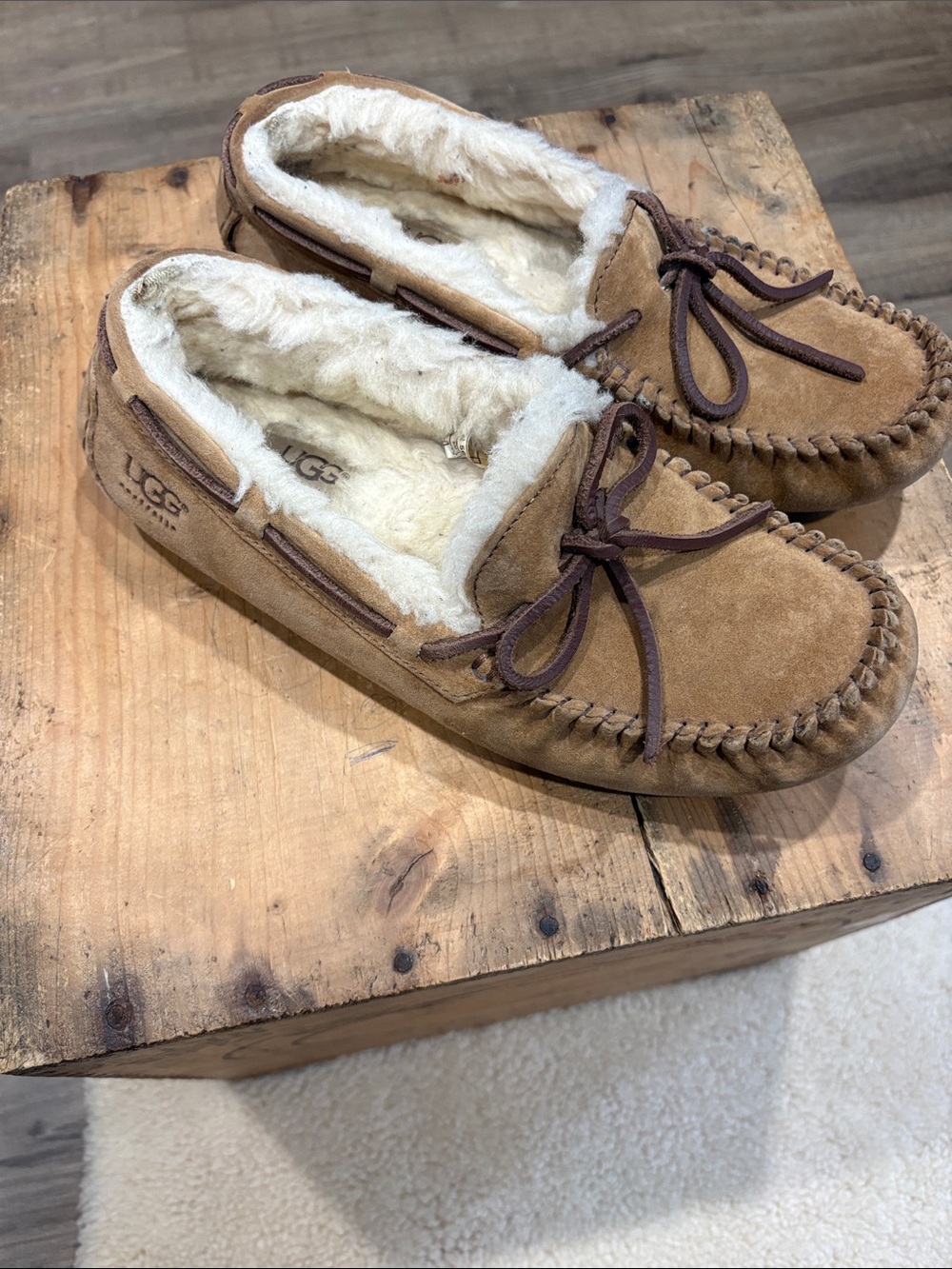 UGG womens Dakota Slippers